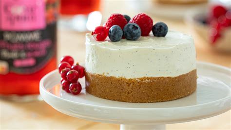 Cheesecake à la vanille décoré de fruits rouges