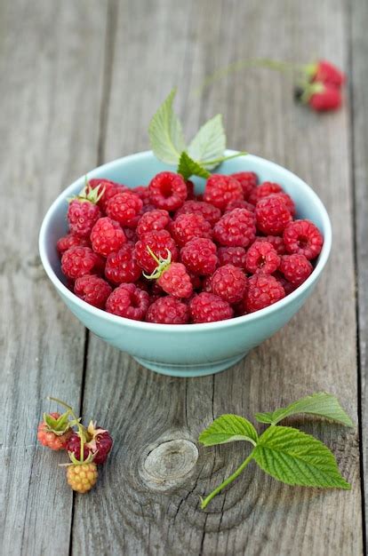 Framboises fraîches dans un bol