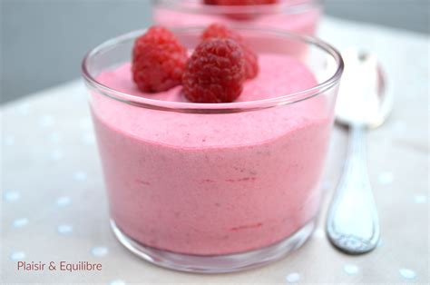 Verrines de mousse framboise et mascarpone décorées