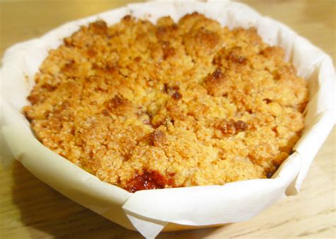 Pommes fraîches et ingrédients pour crumble