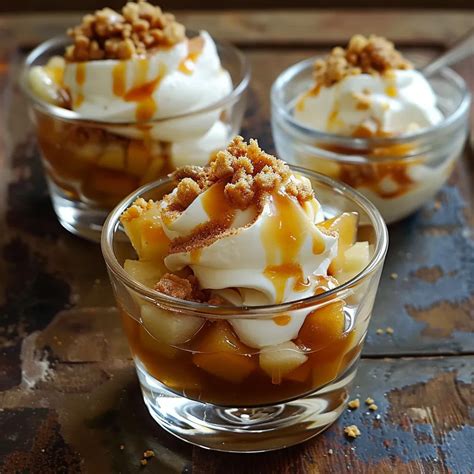 Verrines de dessert avec espuma de pommes et crumble