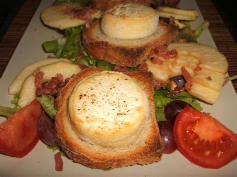 Image de version avec ricotta et tranche de chèvre sur monticule de polenta