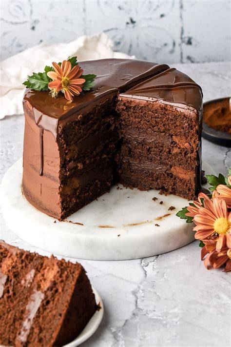 Example de wedding cake avec ganache et décorations en pâte à sucre