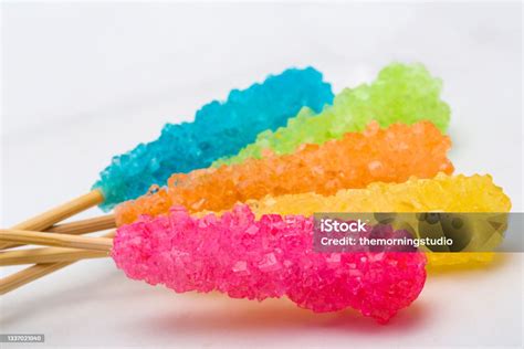 Cristaux de sucre colorés sur un bâtonnet