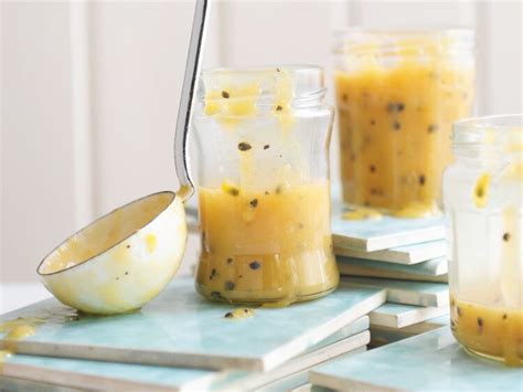 Ingrédients pour la gelée passion : fruits de la passion, jus de citron vert, sucre