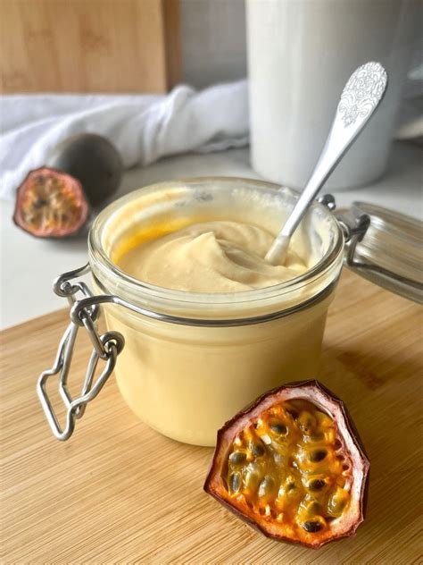 Verrines de crémeux passion garnies de fruits et de tuiles