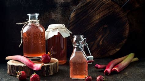 Bouteilles de sirops maison dans un réfrigérateur