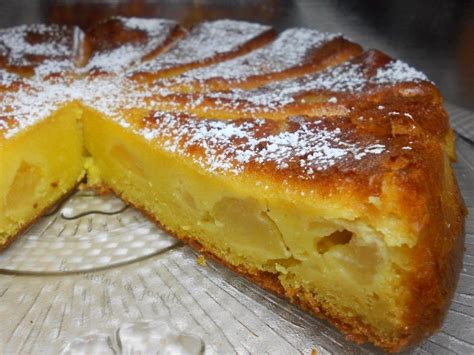 Gâteau fondant aux pommes et mascarpone décoré de sucre glace