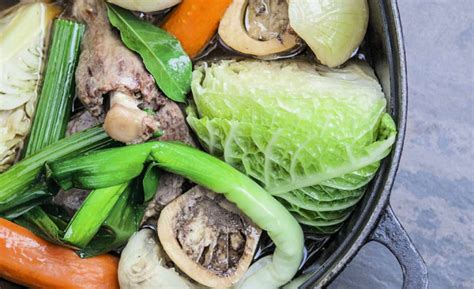 Image d’un pot-au-feu traditionnel avec chou vert et légumes