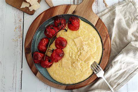 Schéma de dressage: polenta chaude nappée de pesto et décorations