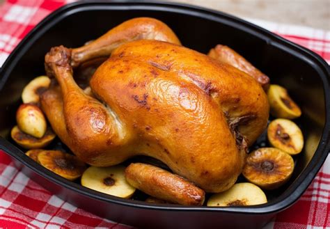 Un coq entier prêt à être préparé