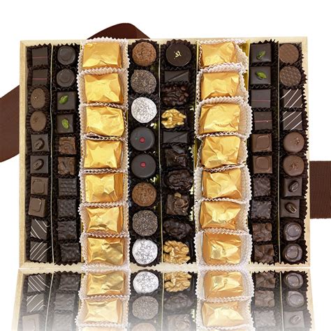 Assortiment de chocolats fins avec des garnitures variées.