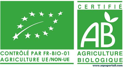Logo AB (Agriculture Biologique) et fèves de cacao.