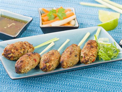 Boulettes de porc Nem Nuong sur des tiges de bambou