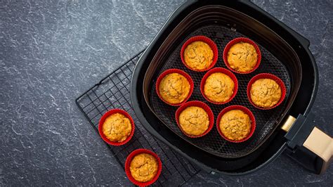 Un Airfryer ouvert montrant un moule à gâteau