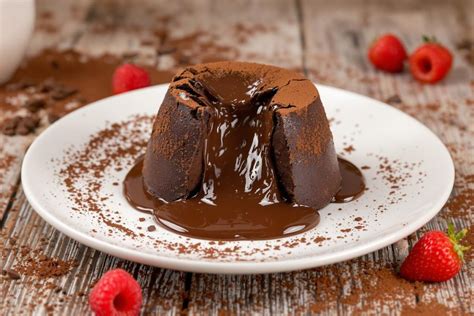 Différents garnitures pour le fondant au chocolat comme des fruits rouges et des noisettes