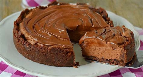 Cheesecake au chocolat refroidissant dans un four