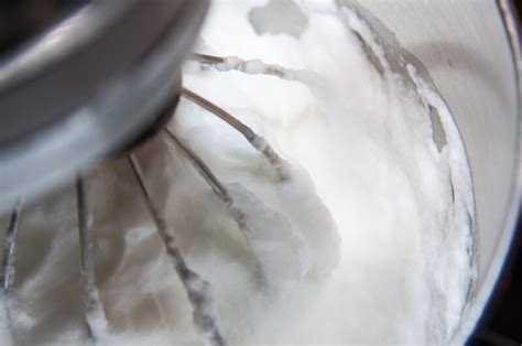 Robot pâtissier montant des blancs en neige