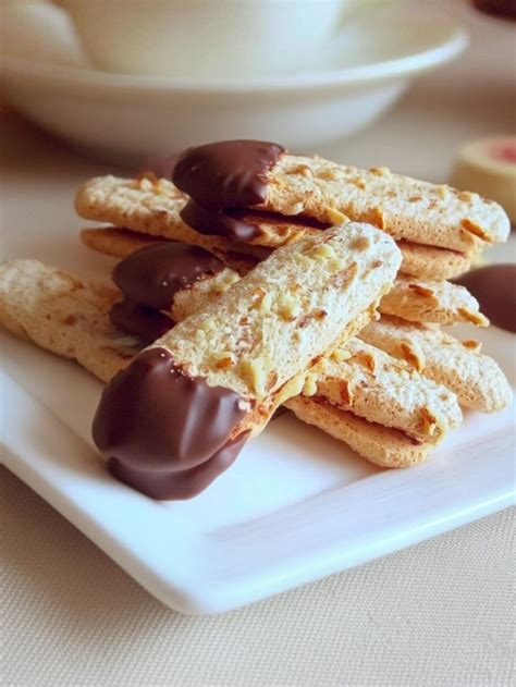 Biscuits à la cuillère trempés dans une préparation lactée au chocolat