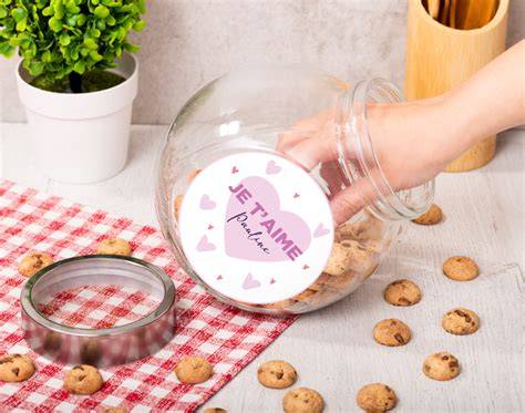 Illustration d’un bocal de cookies superposés avec étiquettes et rubans