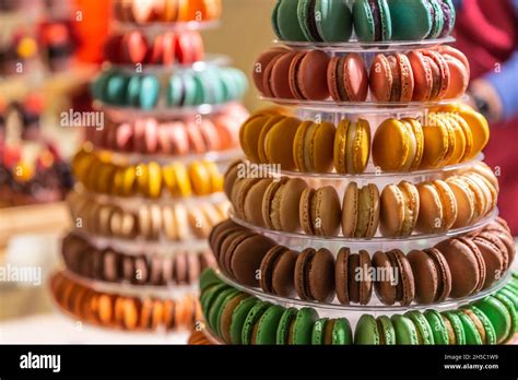 Macarons colorés disposés sur un plateau