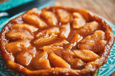 Tarte Tatin démoulée sur son support de pâte