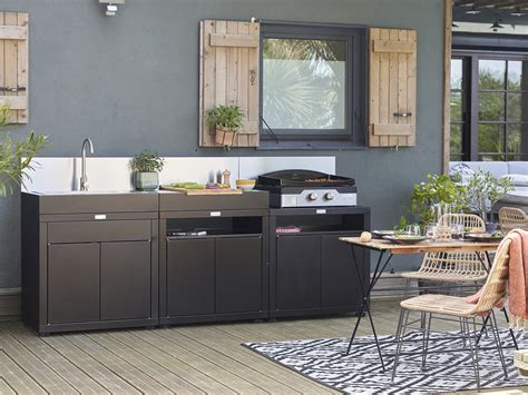 Schéma illustrant la modularité d'une cuisine extérieure avec barbecue, évier et plancha