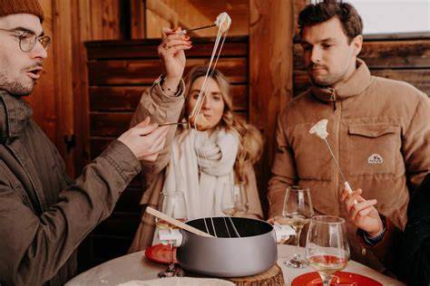 Groupe dégustant une fondue à l'intérieur d'un igloo