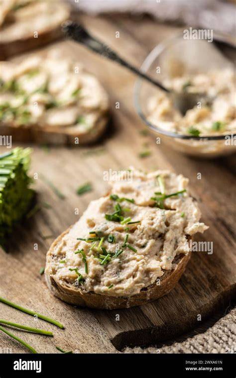 Fromage fort traditionnel étalé sur pain boulangé