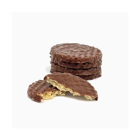 Assemblage des gaufrettes enrobées de chocolat pour le croustillant