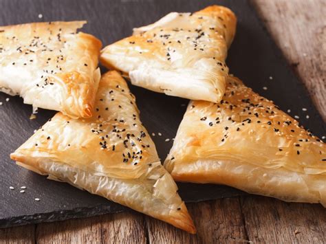 Feuilles de brick coupées en triangles et badigeonnées de beurre