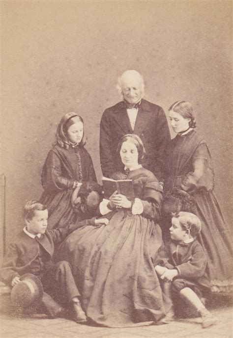 Illustration d'une famille alsacienne du 19ème siècle partageant un gâteau