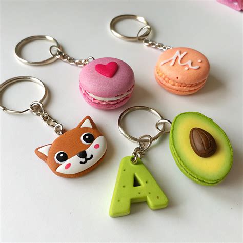Variété de porte-clés créés avec de la pâte Fimo