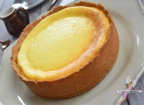 Image d'une tarte au fromage blanc avec pâte sablée dorée et crème lisse