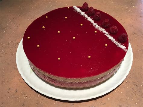 Illustration d'un entremets chocolat blanc framboise
