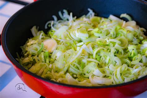 Poireaux émincés dans une poêle