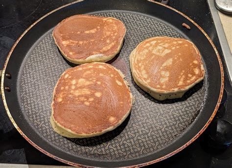 Cuisson de pancakes sur une poêle