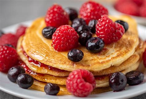 Pancakes empilés avec fruits et sirop
