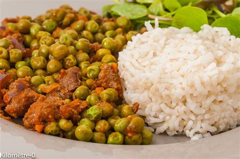 Assiette printanière avec petits pois, carottes et riz