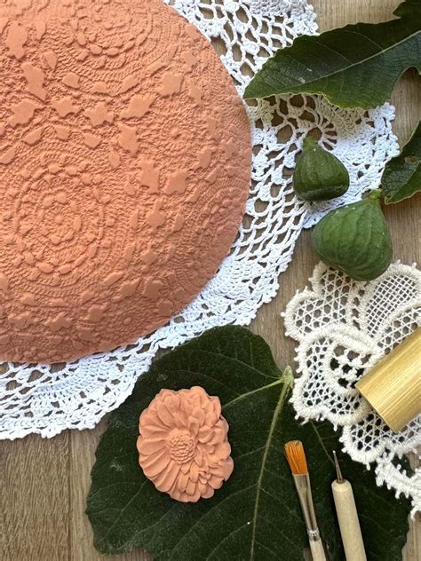 Exemples d'empreintes sur pâte autodurcissante : dentelle, tampons