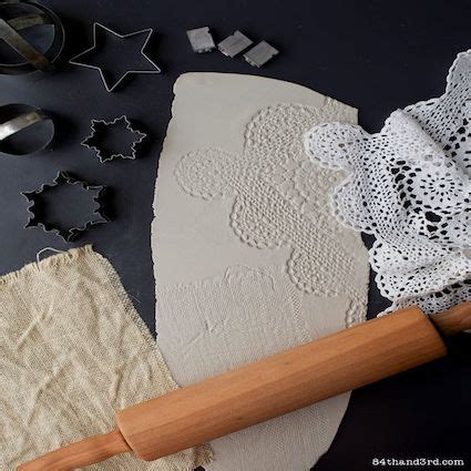 Ponçage et peinture d'une création en pâte autodurcissante