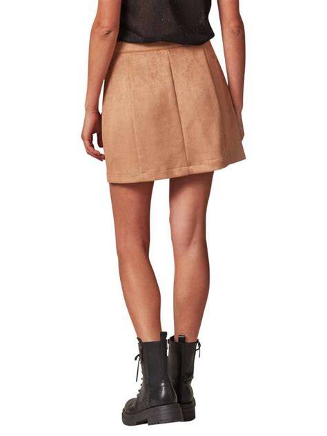jupe rouge avec bottes camel suède