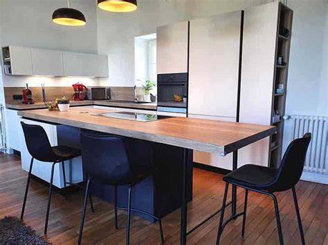 Table haute ou îlot central pour gagner de l’espace