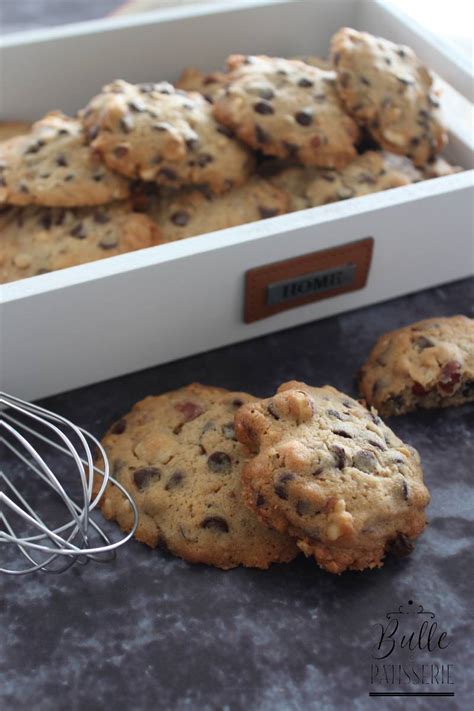 Plaque de cookies tout chocolat noisette sortant du four, encore chauds