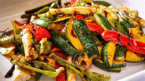 Assortiment de légumes colorés coupés et prêts à être cuits