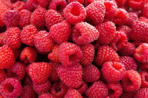 Assortiment de pommes et framboises fraîches