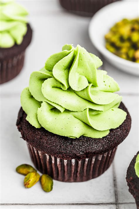 Pochage de la ganache pistache montée sur cupcakes et layer cake