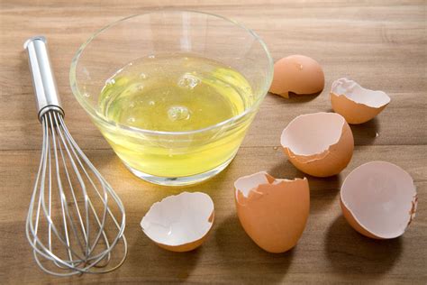 Blancs d'oeufs et sucre en train d'être fouettés
