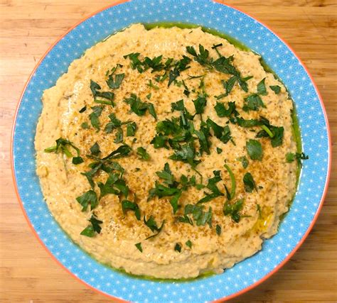 Bol de houmous avec pois chiches et persil