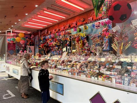 Un stand de confiseries coloré sur une fête foraine